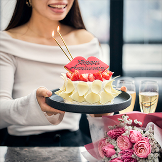 人気のリップをモチーフにしたホールケーキ